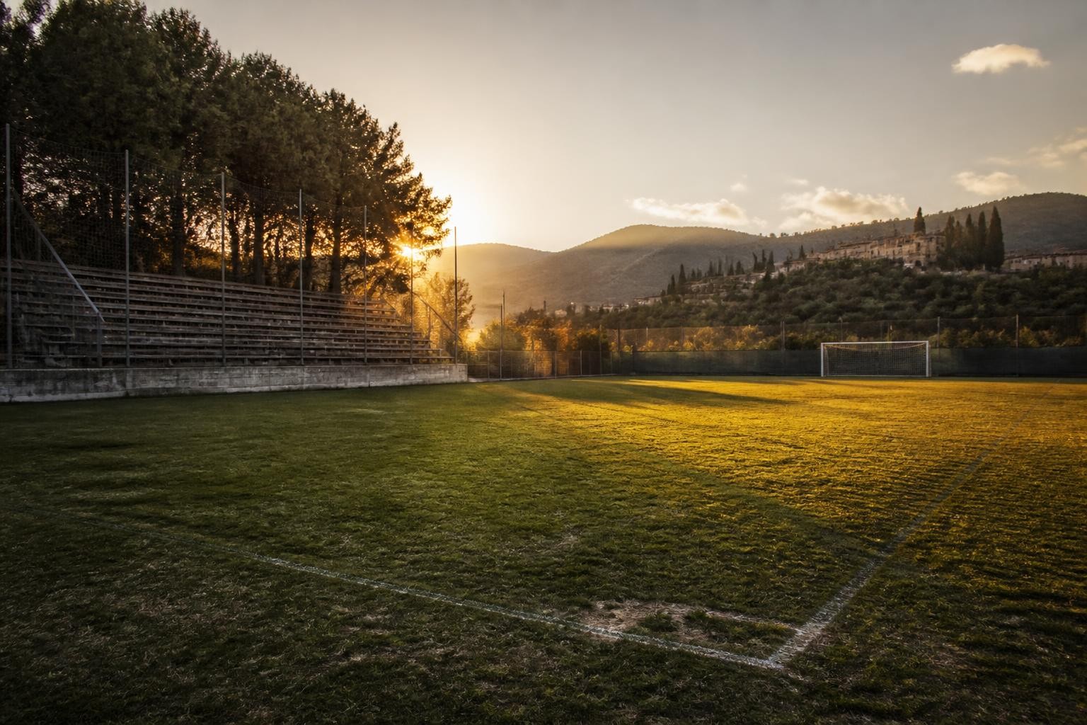 Campo di calcio di provincia al tramonto